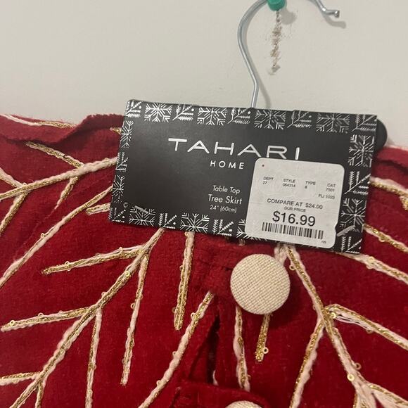 NEW Tahari Home Red Leaf Christmas Tree Skirt - Picture 3 of 6